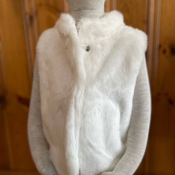 3/$10 Faux Fur Vest (3T) - Picture 2 of 9